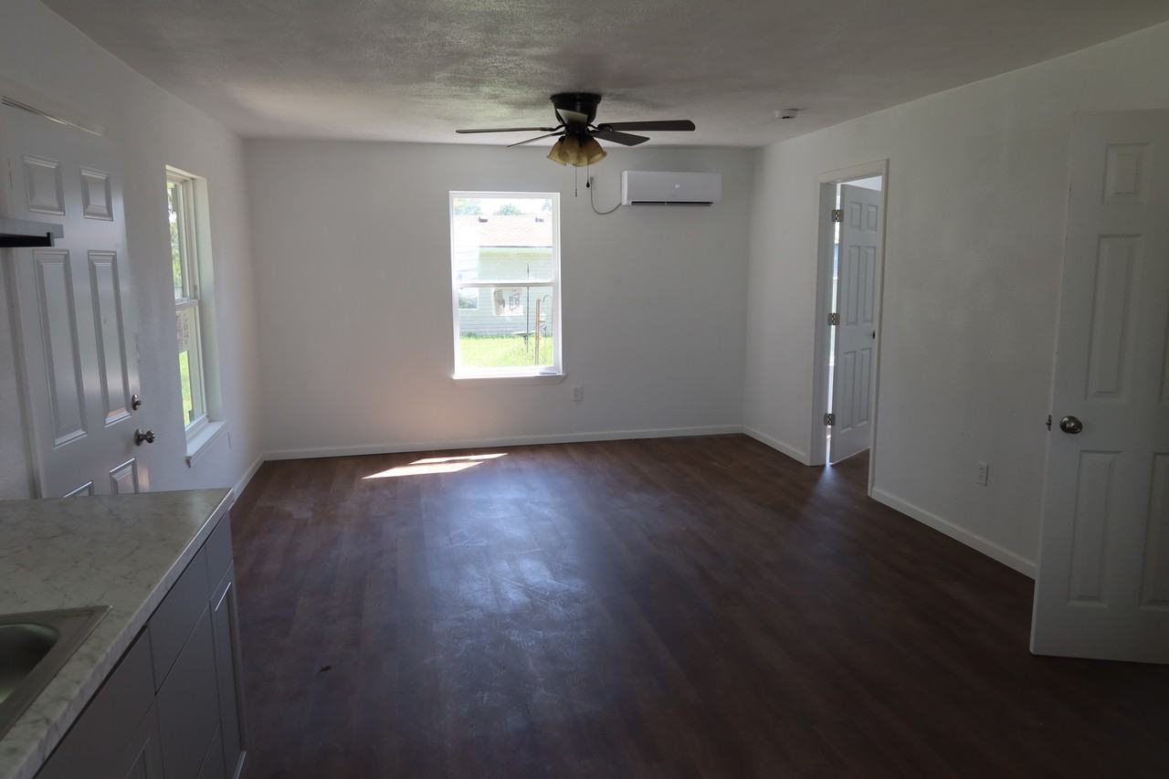 2910 W Olive St - Photo 4 of 9