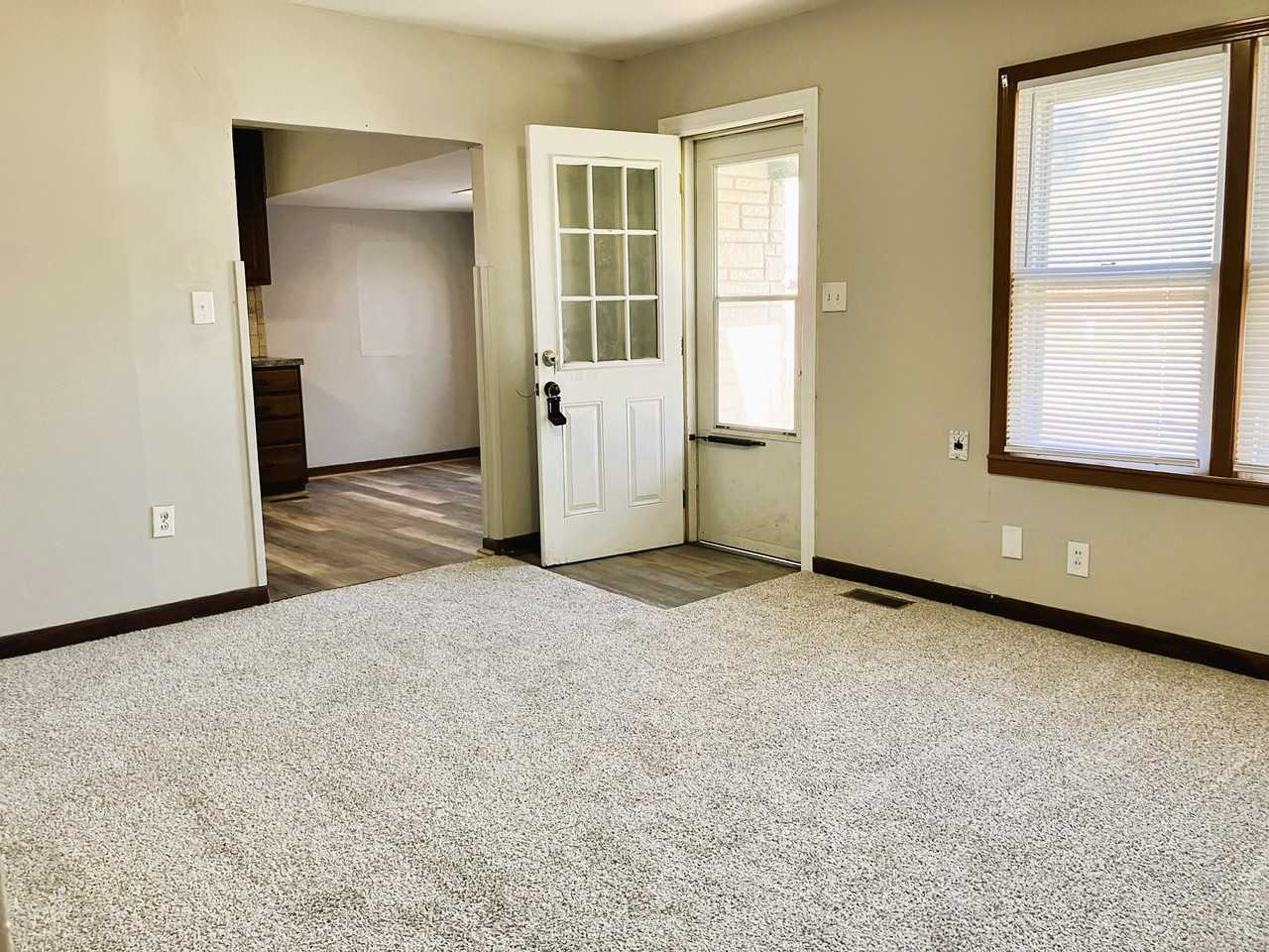 825 W 33rd St N - Photo 3 of 10