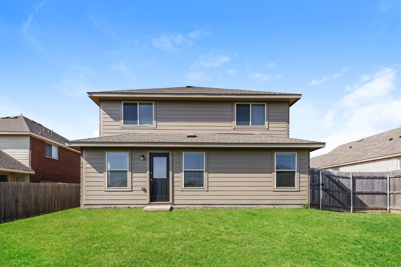 1302 Starling Ln - Photo 3 of 18