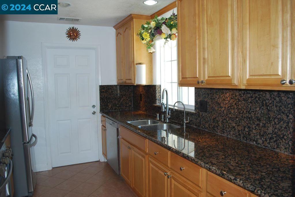 2118 San Rafael Ave - Photo 3 of 5