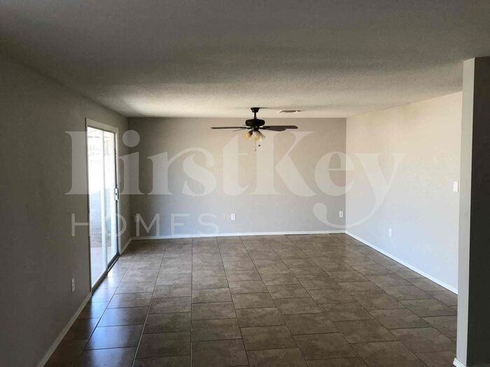 1914 W Voltaire Ave - Photo 3 of 18