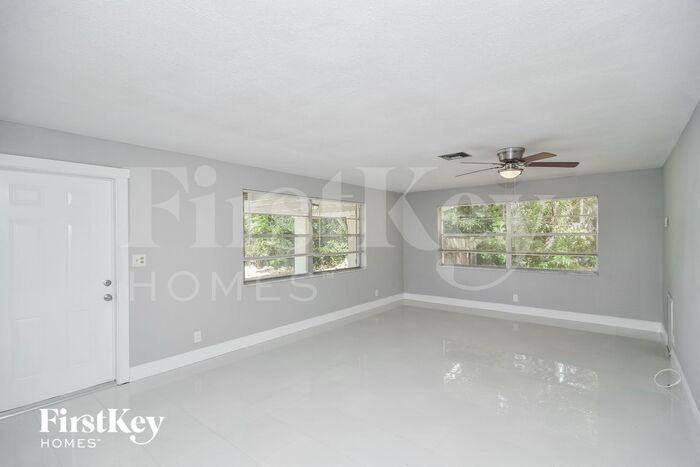 2118 Sw 31st Ave - Photo 3 of 15
