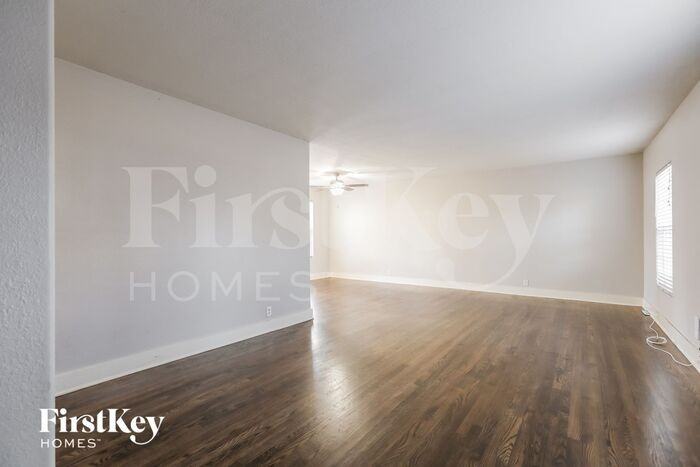 1005 E Elm St - Photo 3 of 15