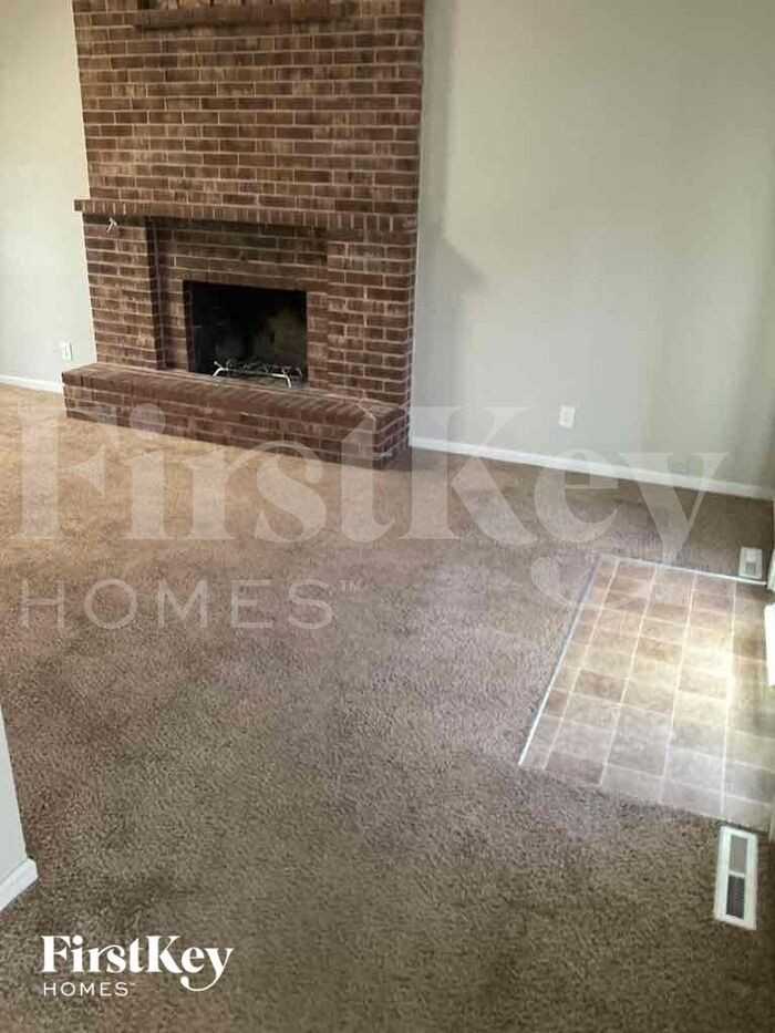 916 Nw Valley Woods Dr - Photo 2 of 9