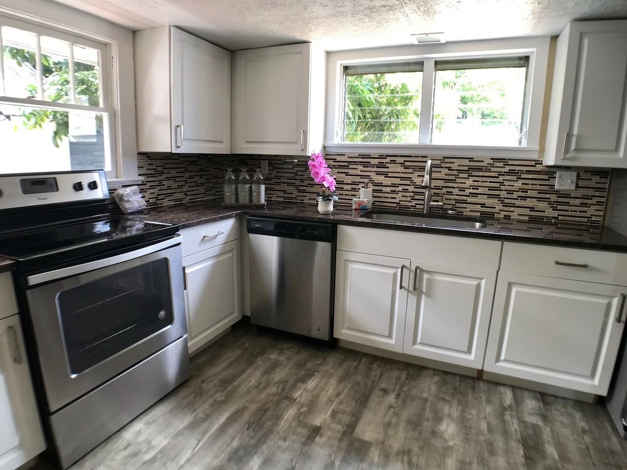 109 E Bass St - Photo 3 of 12