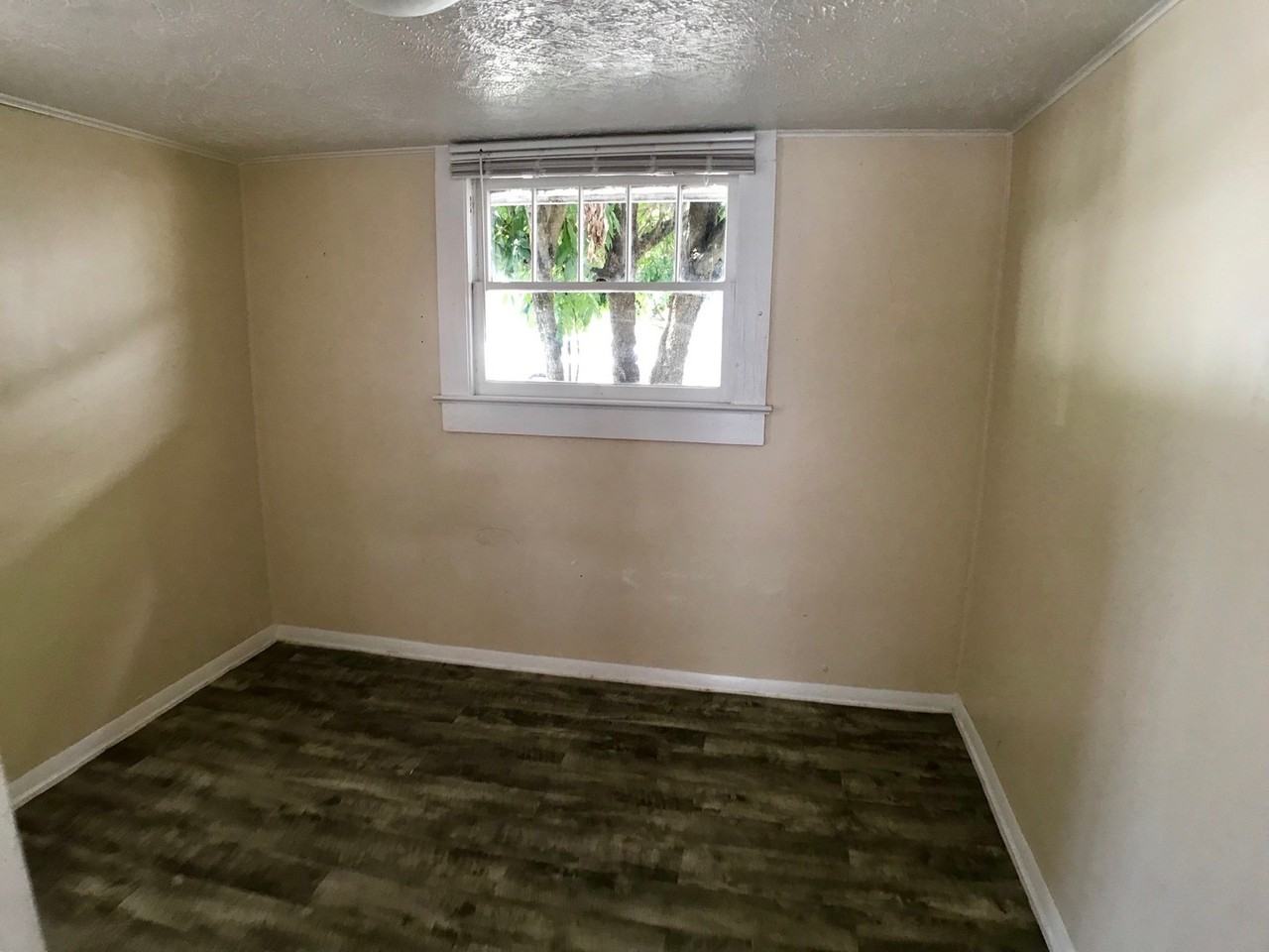 109 E Bass St - Photo 5 of 12