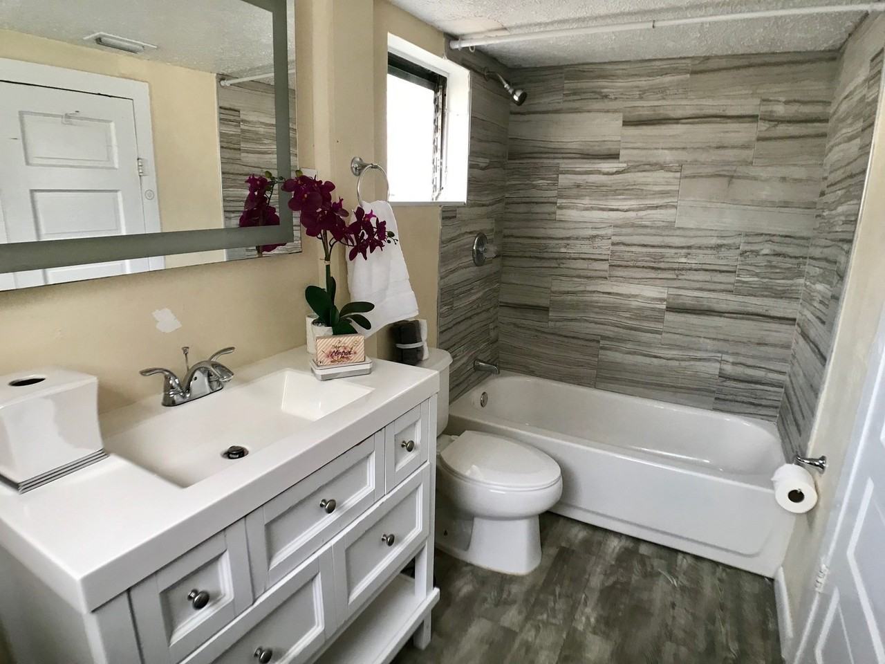 109 E Bass St - Photo 7 of 12