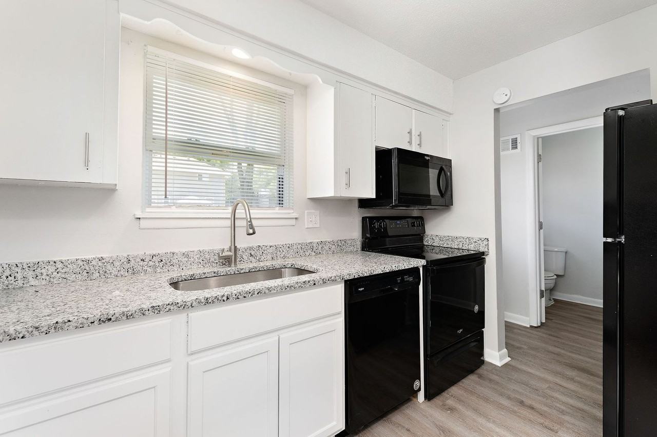 221 E Washington St - Photo 4 of 18