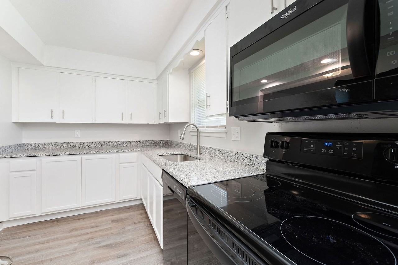 221 E Washington St - Photo 5 of 18