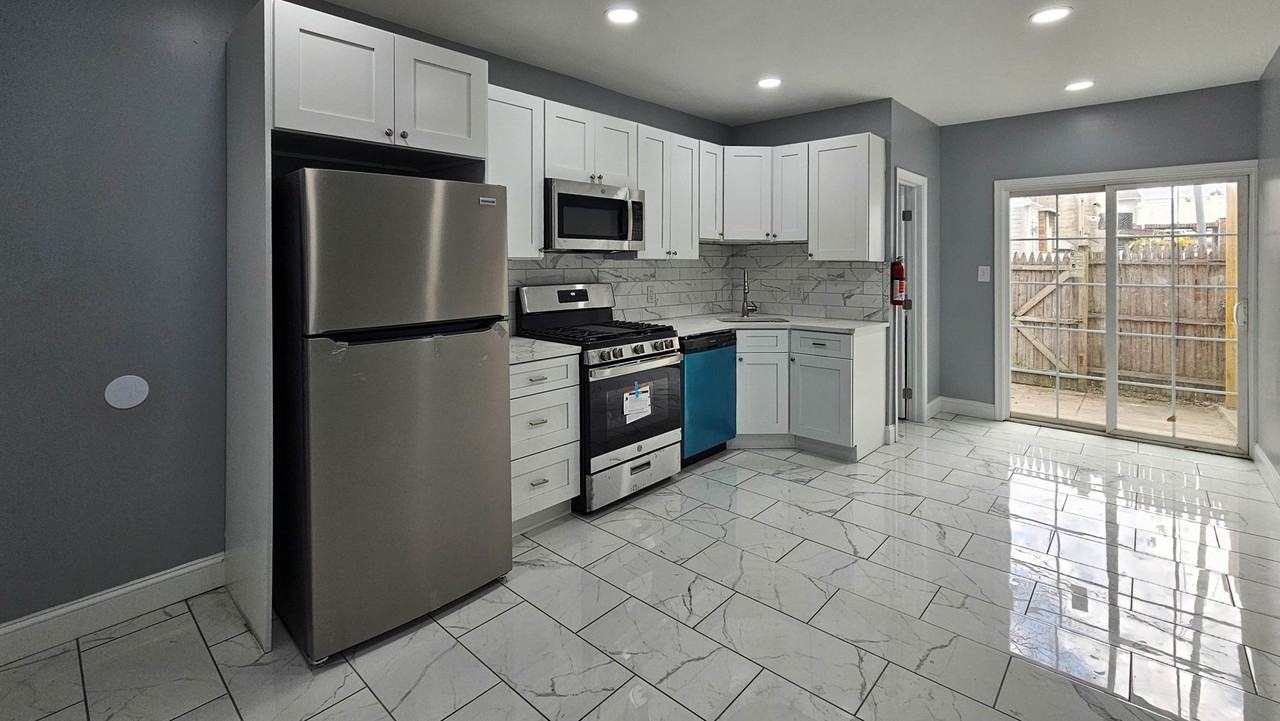 2326 Almond St - Photo 4 of 16