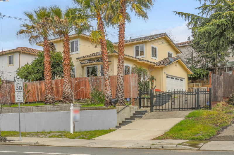 23274 Maud Ave - Photo 2 of 7