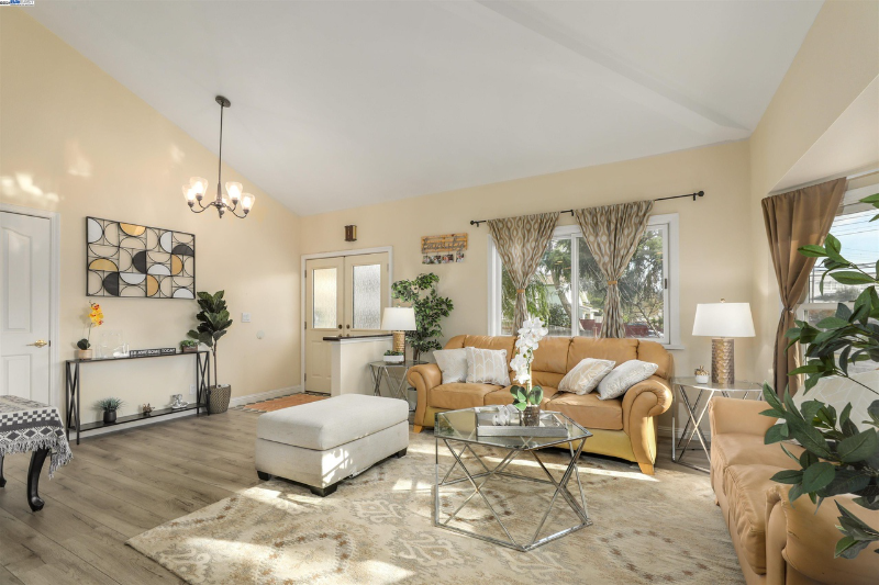 23274 Maud Ave - Photo 3 of 7