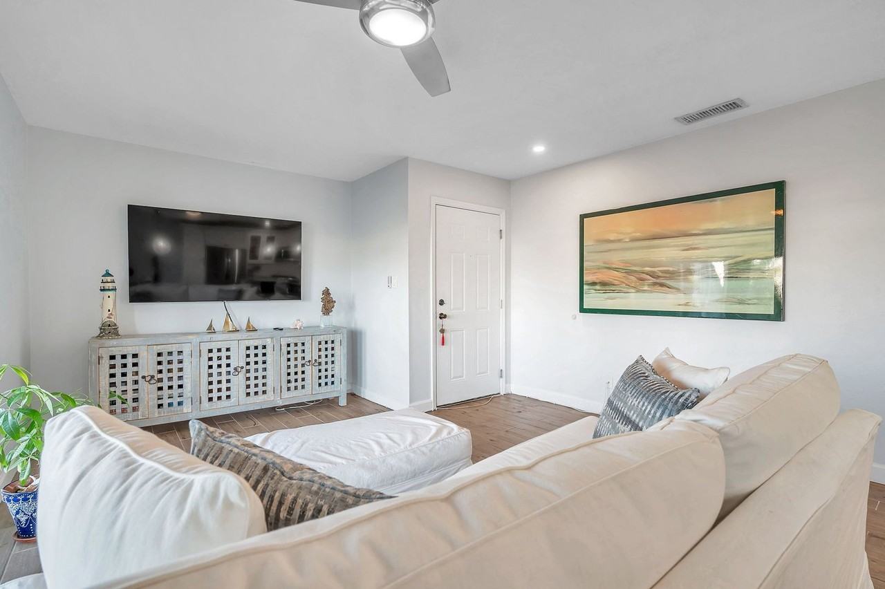 4728 Beach Dr Se #A - Photo 3 of 34