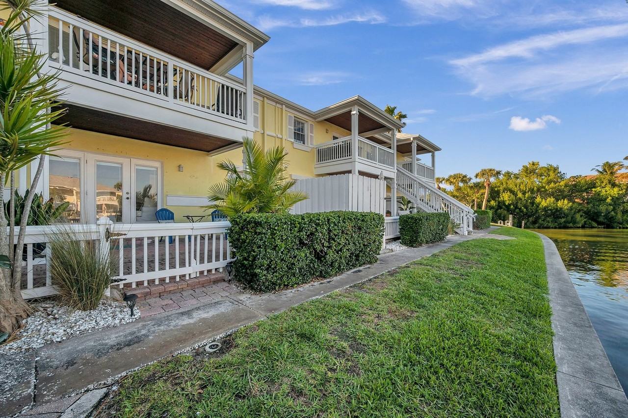 4728 Beach Dr Se #A - Photo 4 of 34