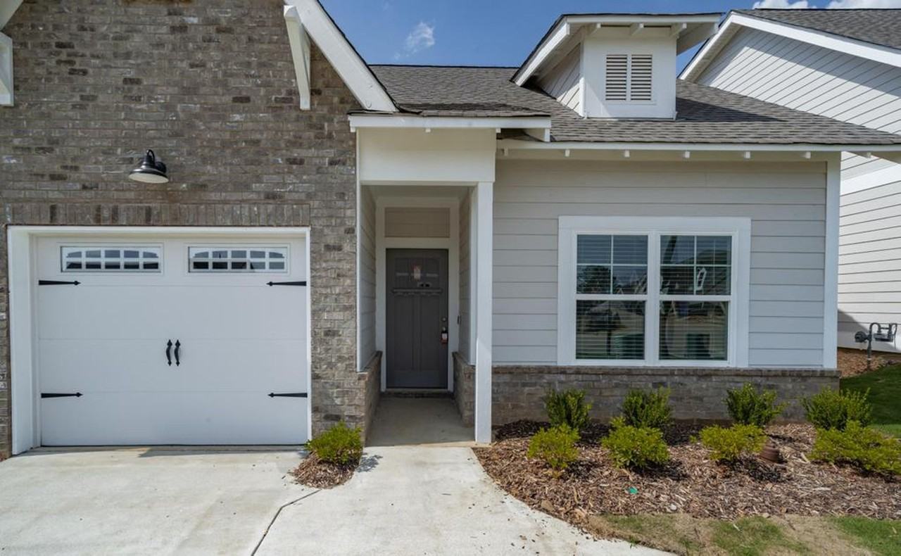 147 Hampton Cir - Photo 2 of 16