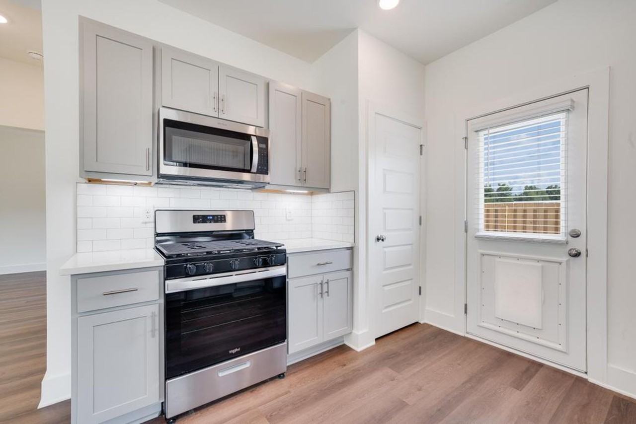 147 Hampton Cir - Photo 3 of 16