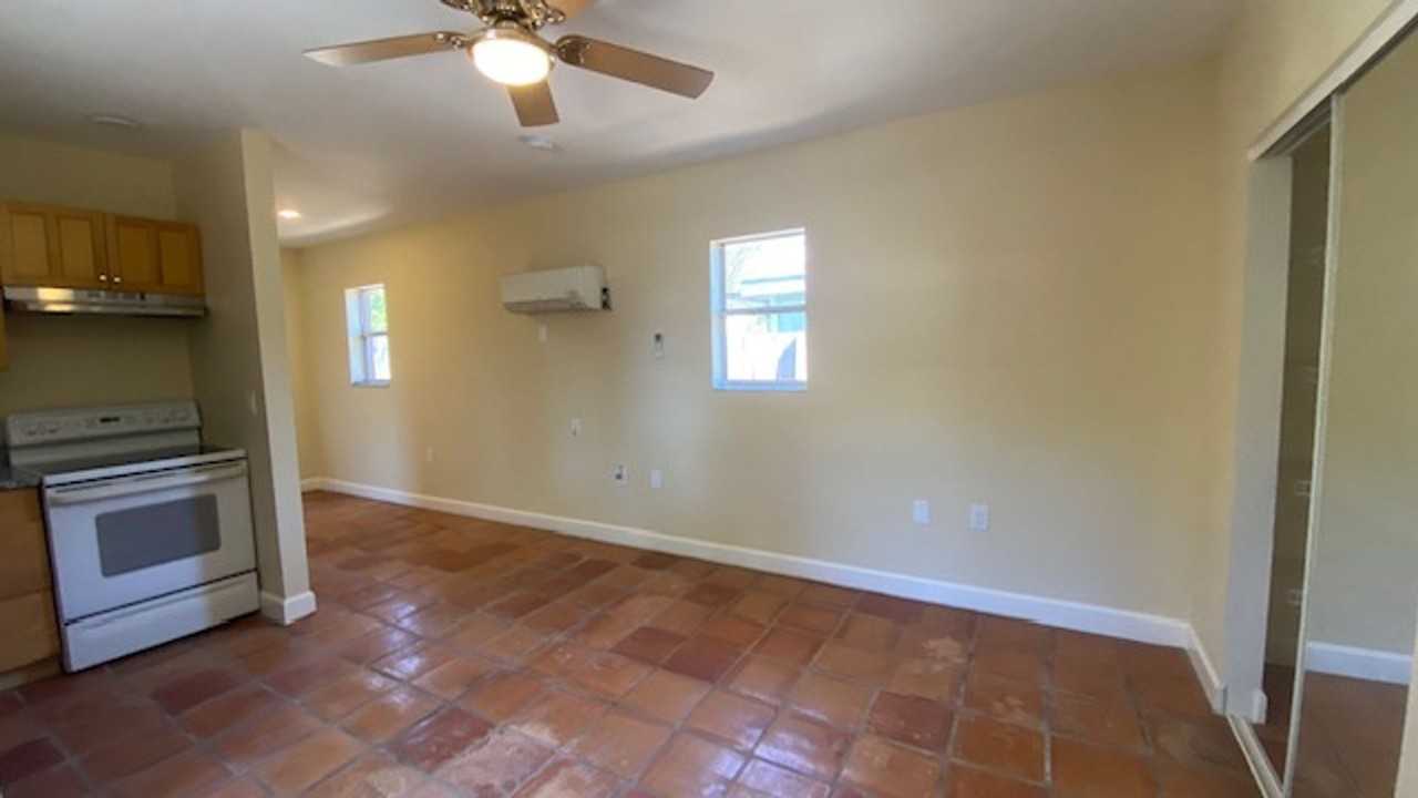 1107 Colleton Dr - Photo 4 of 10