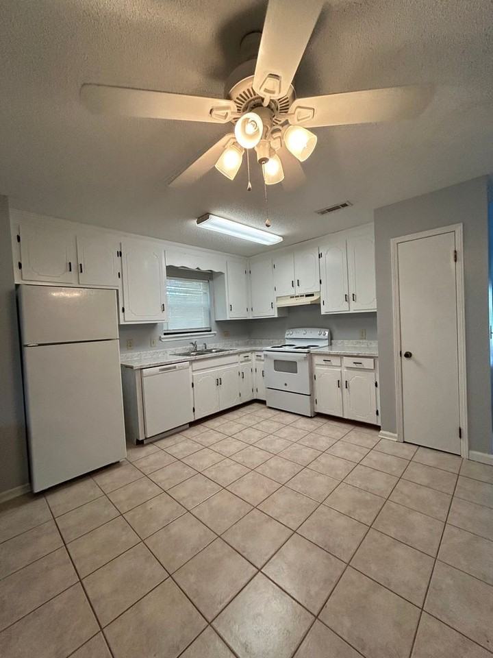 111 Cambridge Rd - Photo 4 of 10