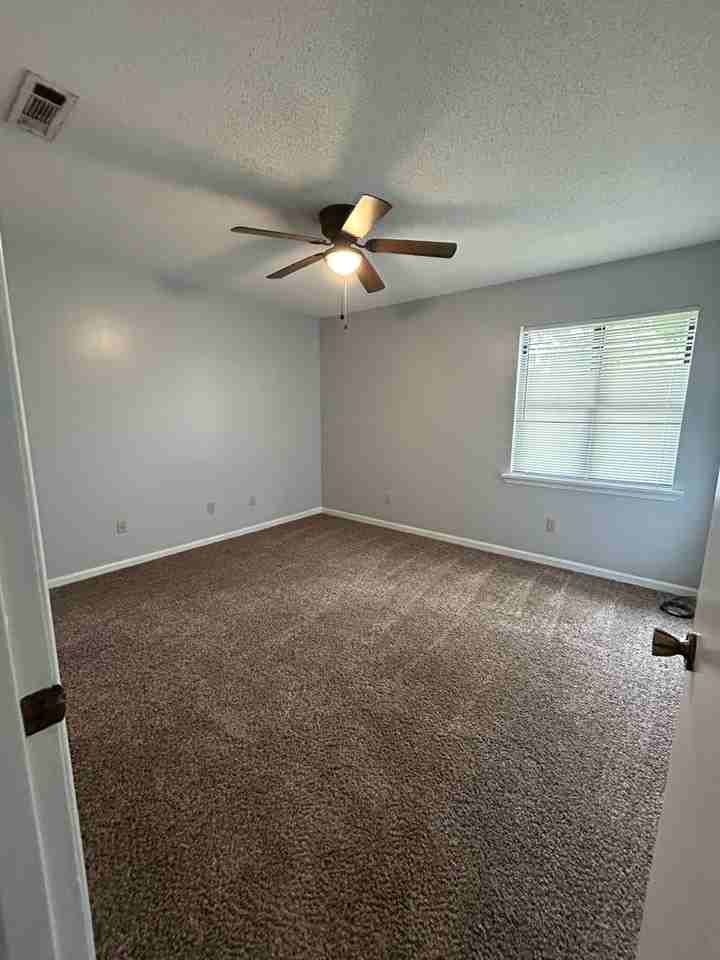 111 Cambridge Rd - Photo 6 of 10