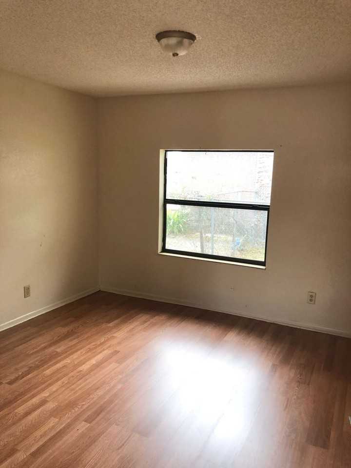 1117 W 5th St - Photo 3 of 7