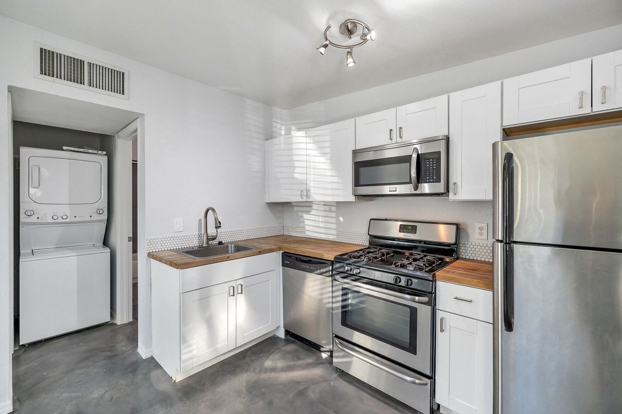 Beautiful 1Bed/1Bath with Private Patio, Washer and Dryer in Unit, and Covered Parking! - Photo 3 of 15