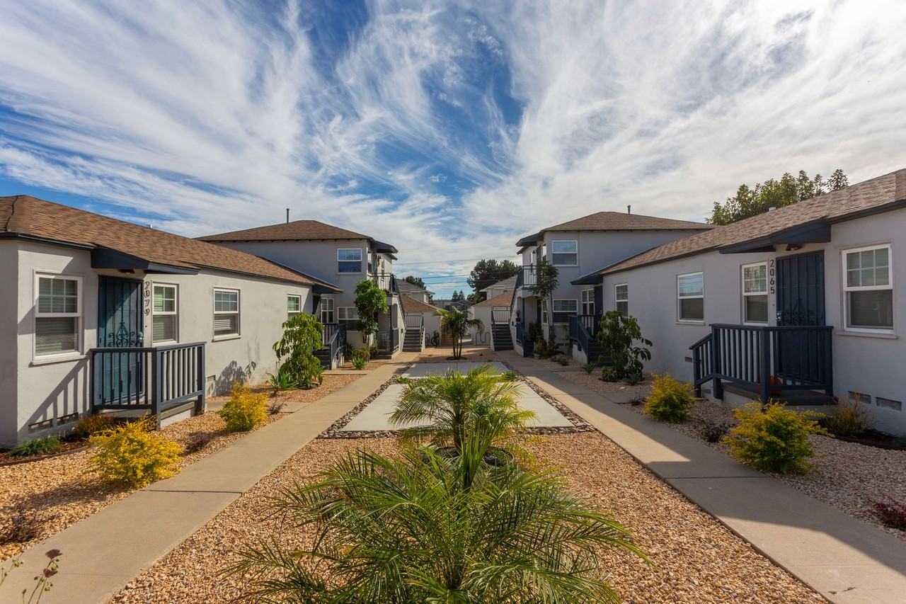 2067 Emerald St - Photo 3 of 19