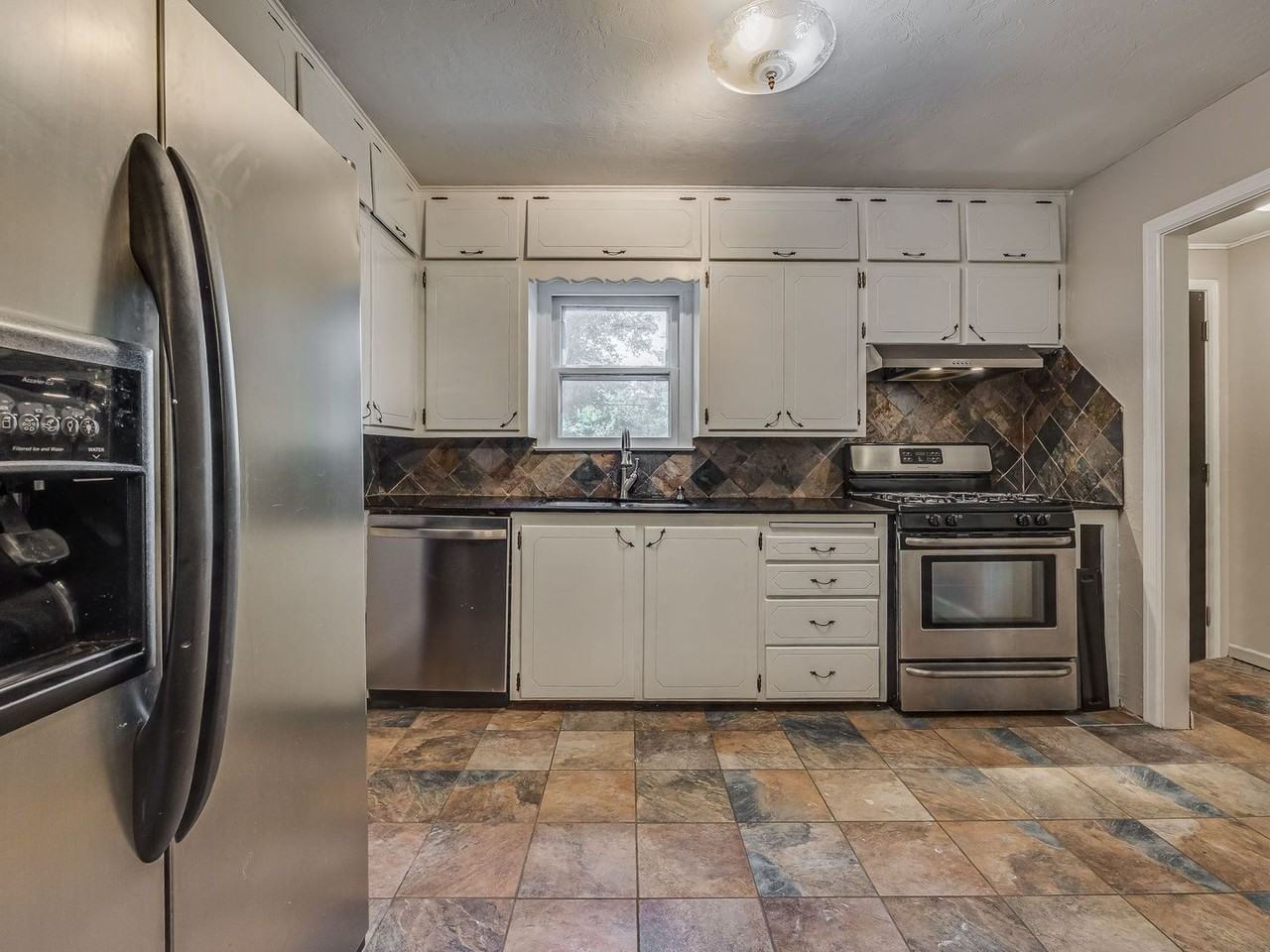 1018 W Eufaula St - Photo 3 of 13