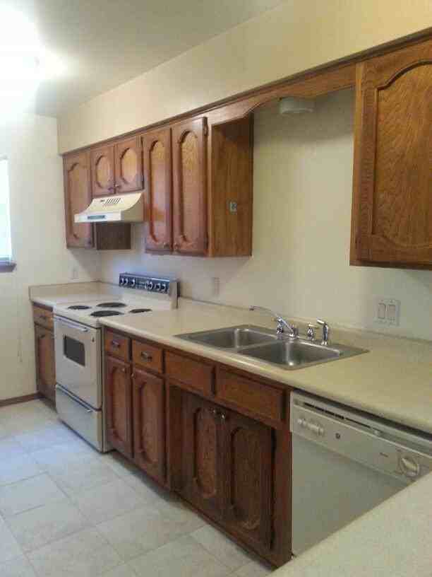 1033 W Poe St - Photo 3 of 11