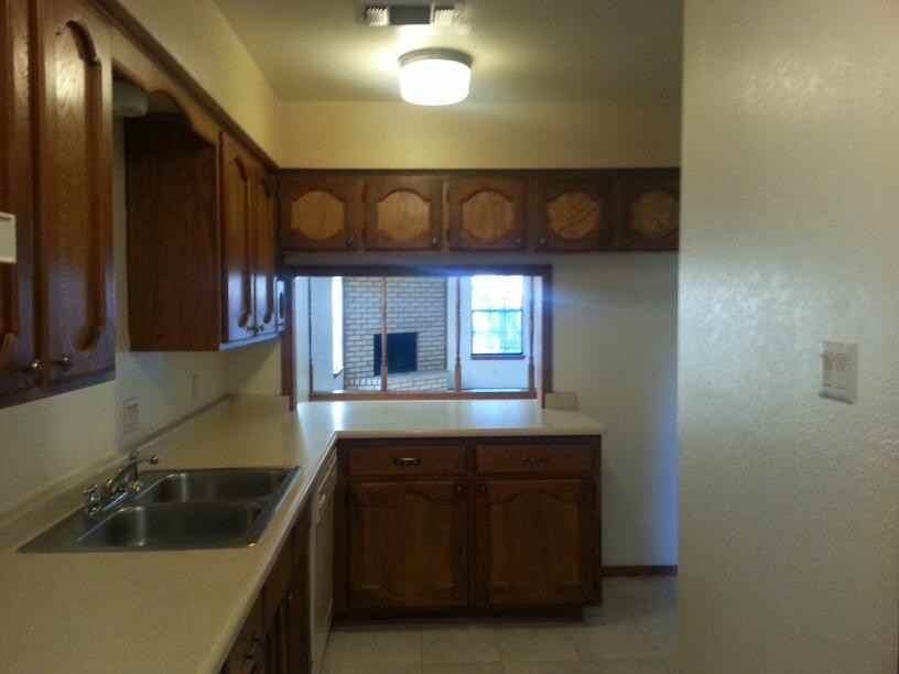 1033 W Poe St - Photo 4 of 11