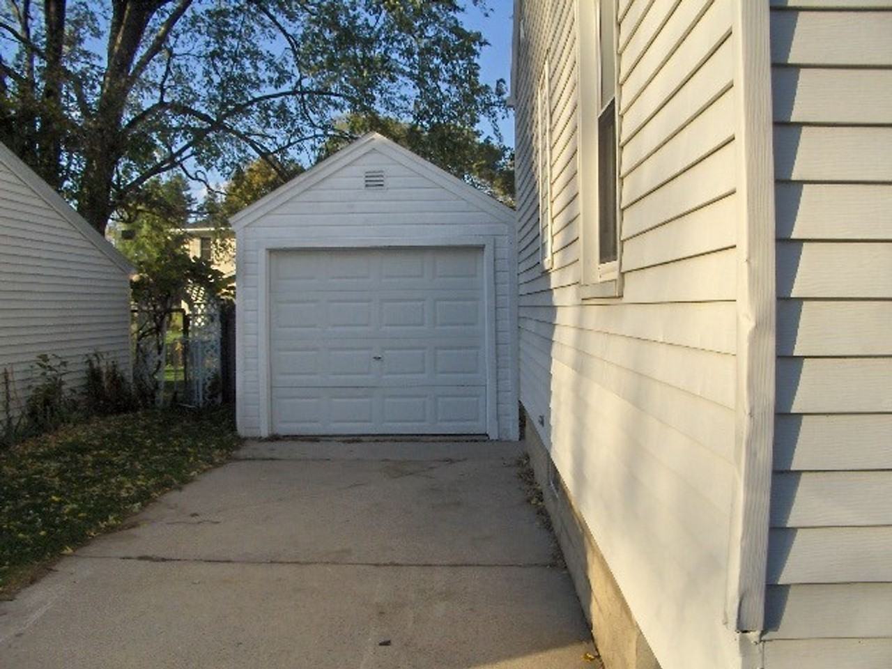 1723 Harold St - Photo 2 of 22