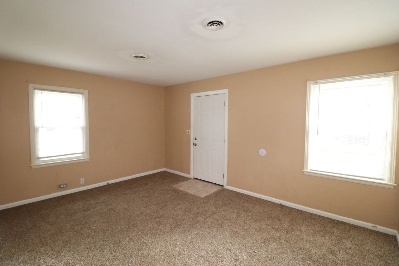 1626 Bradley Ave - Photo 4 of 23