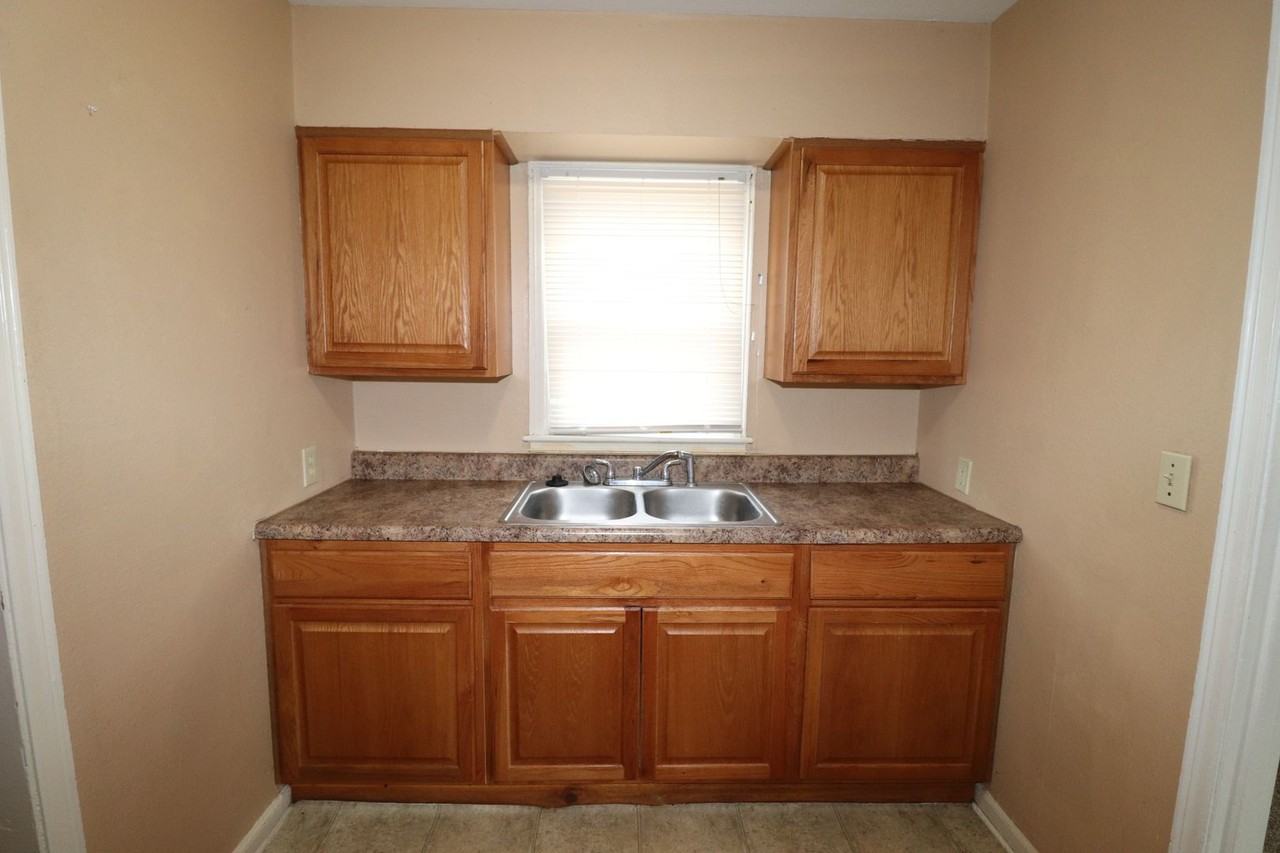 1626 Bradley Ave - Photo 5 of 23