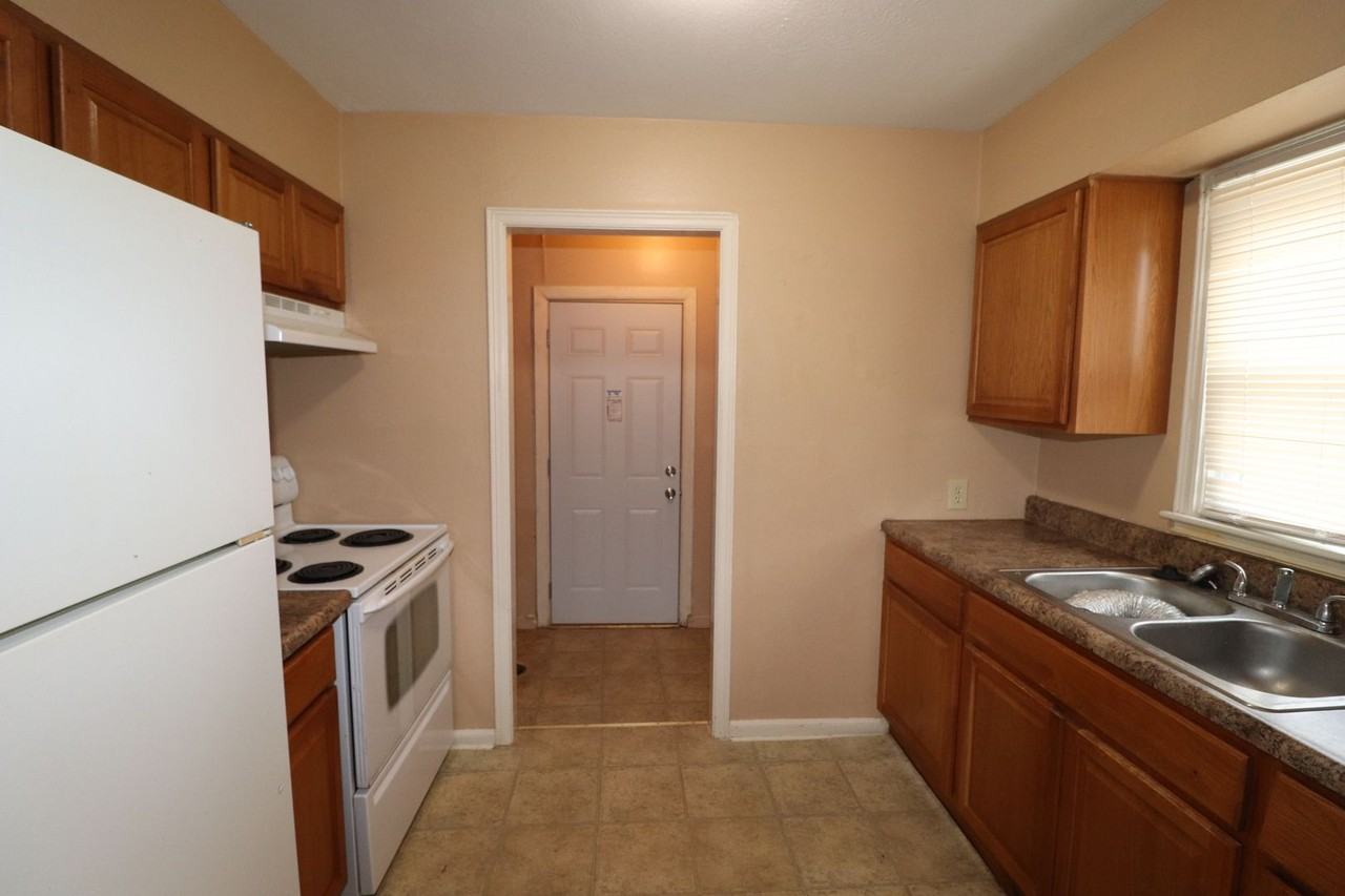 1626 Bradley Ave - Photo 7 of 23