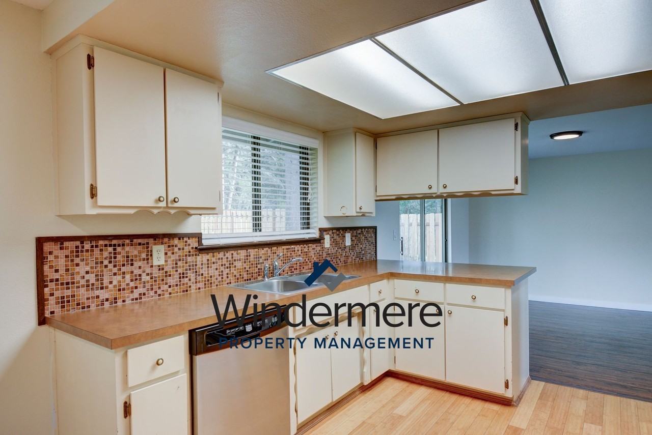 1285 Crescent Dr - Photo 3 of 31