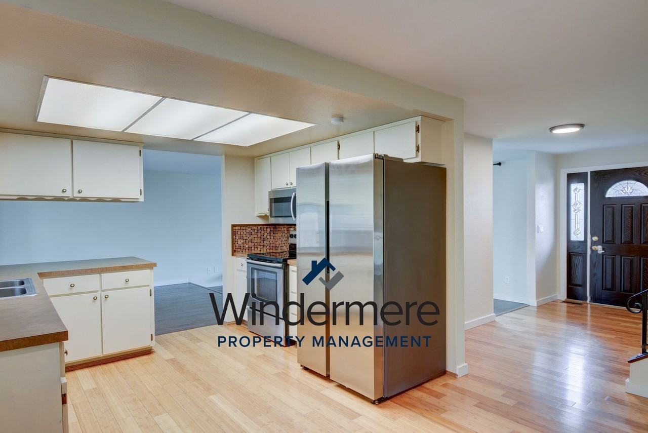 1285 Crescent Dr - Photo 4 of 31