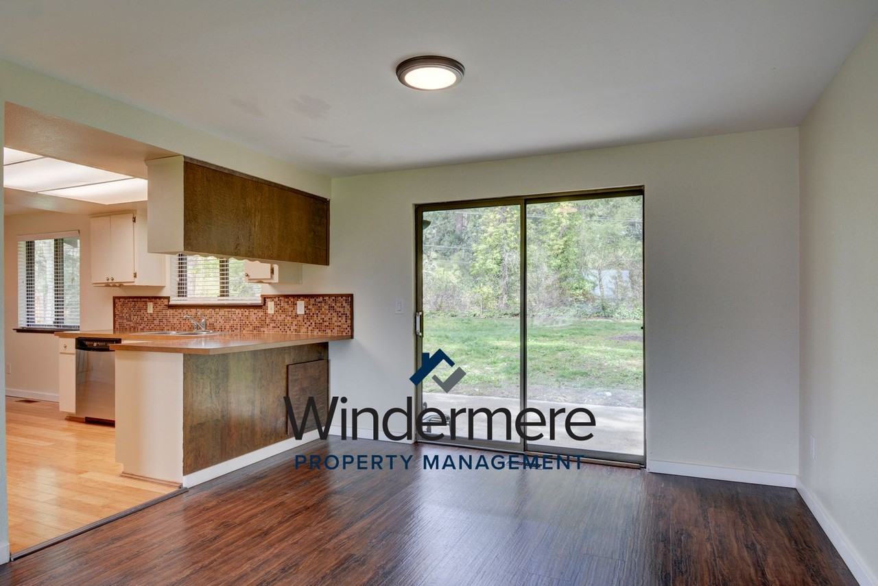 1285 Crescent Dr - Photo 5 of 31