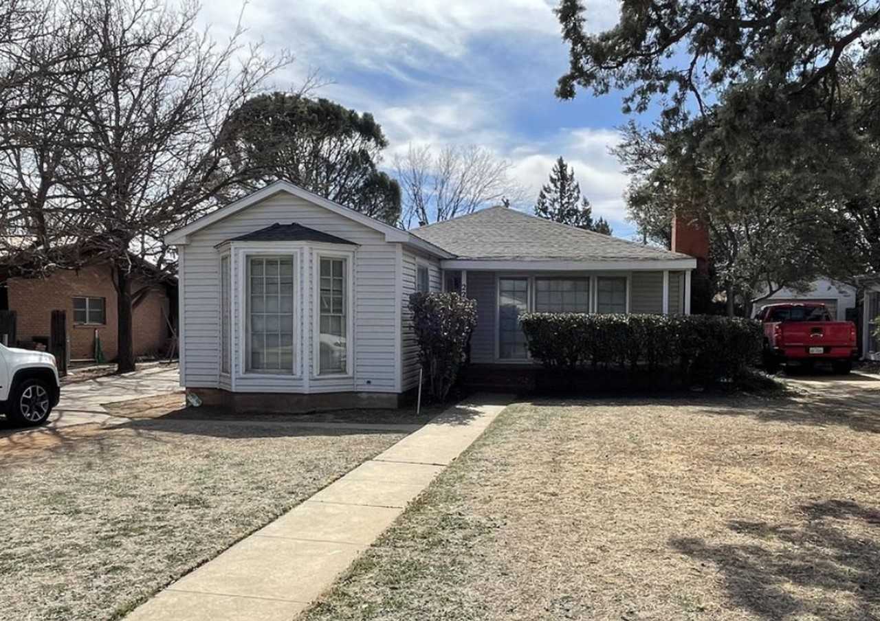 2207 32nd St - Photo 2 of 17