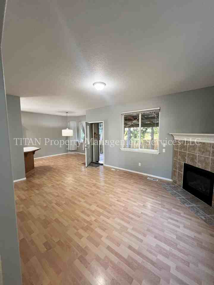 13761 Sandra Loop - Photo 2 of 17