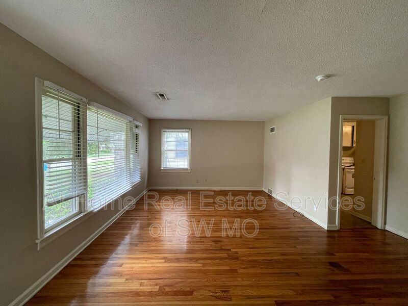 812 S Rogers Ave - Photo 2 of 10