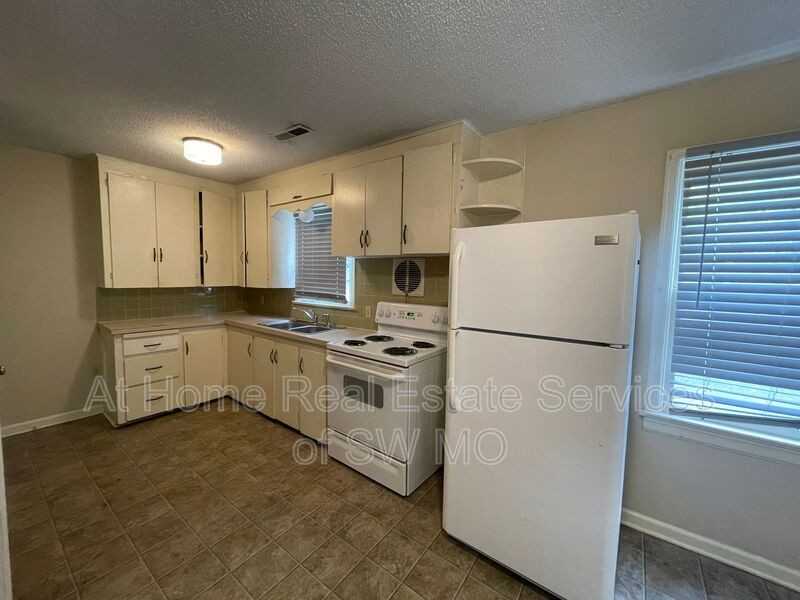 812 S Rogers Ave - Photo 3 of 10