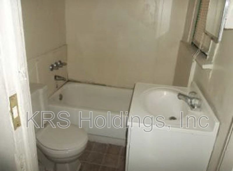 862 Rugby St #2 - Photo 2 of 5