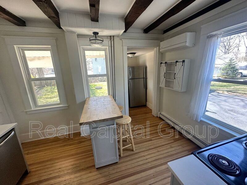 376 Kenwood Ave - Photo 3 of 18