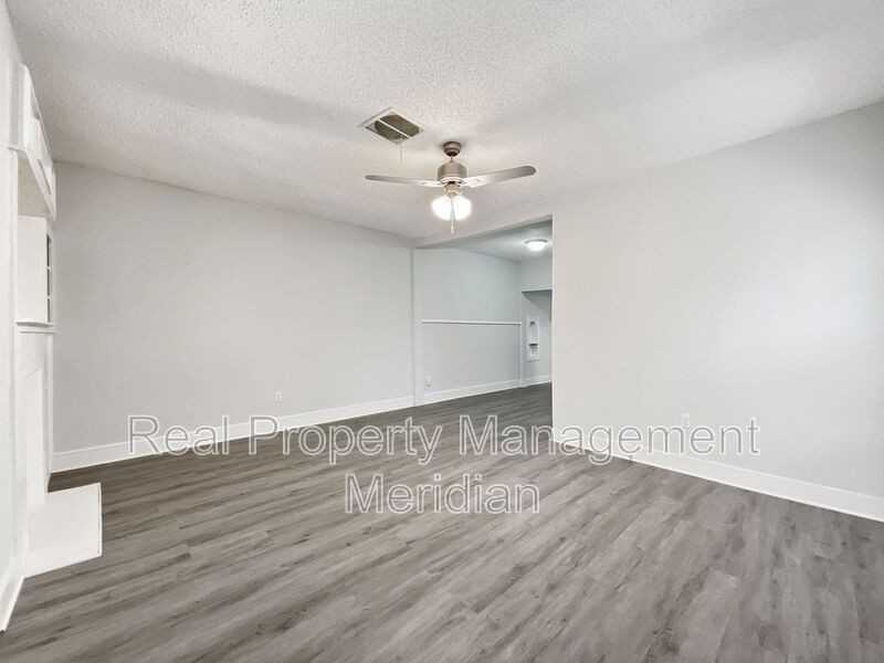 2204 Berwick Ave - Photo 3 of 20