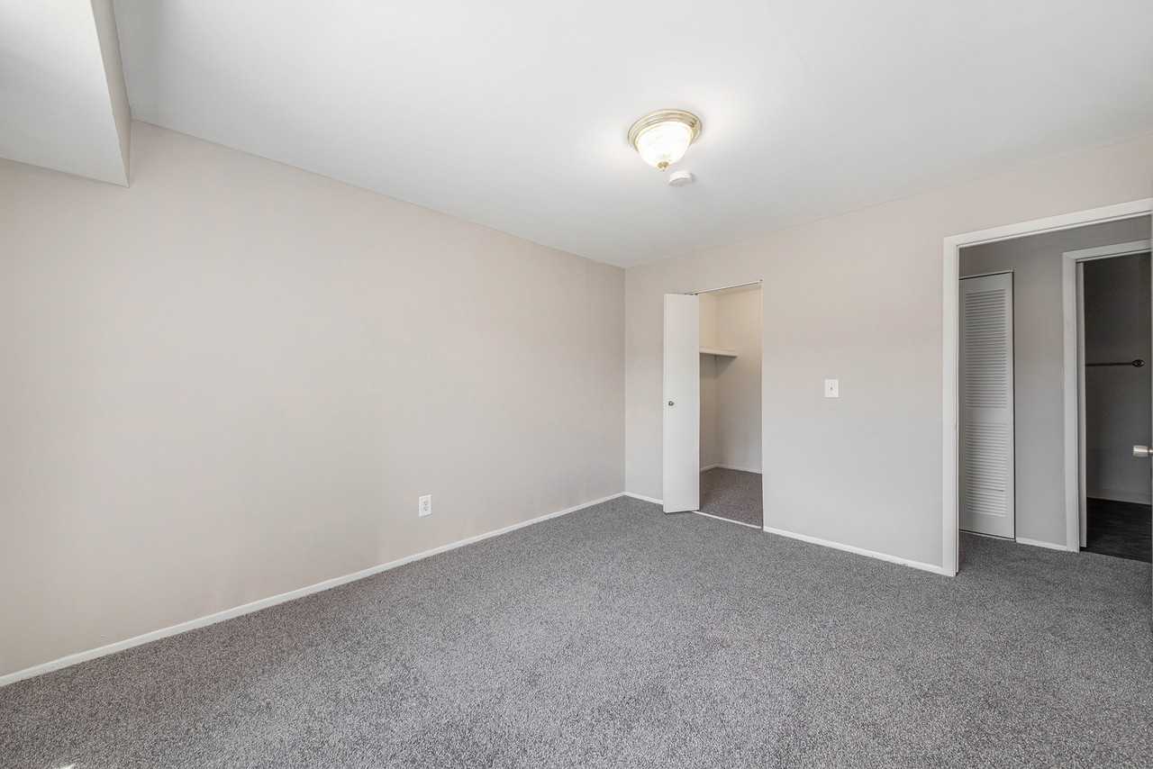 Midtown Square Apartments - Photo 5 of 32