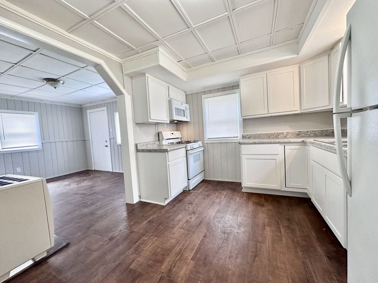 766 S Brooks Rd - Photo 3 of 14