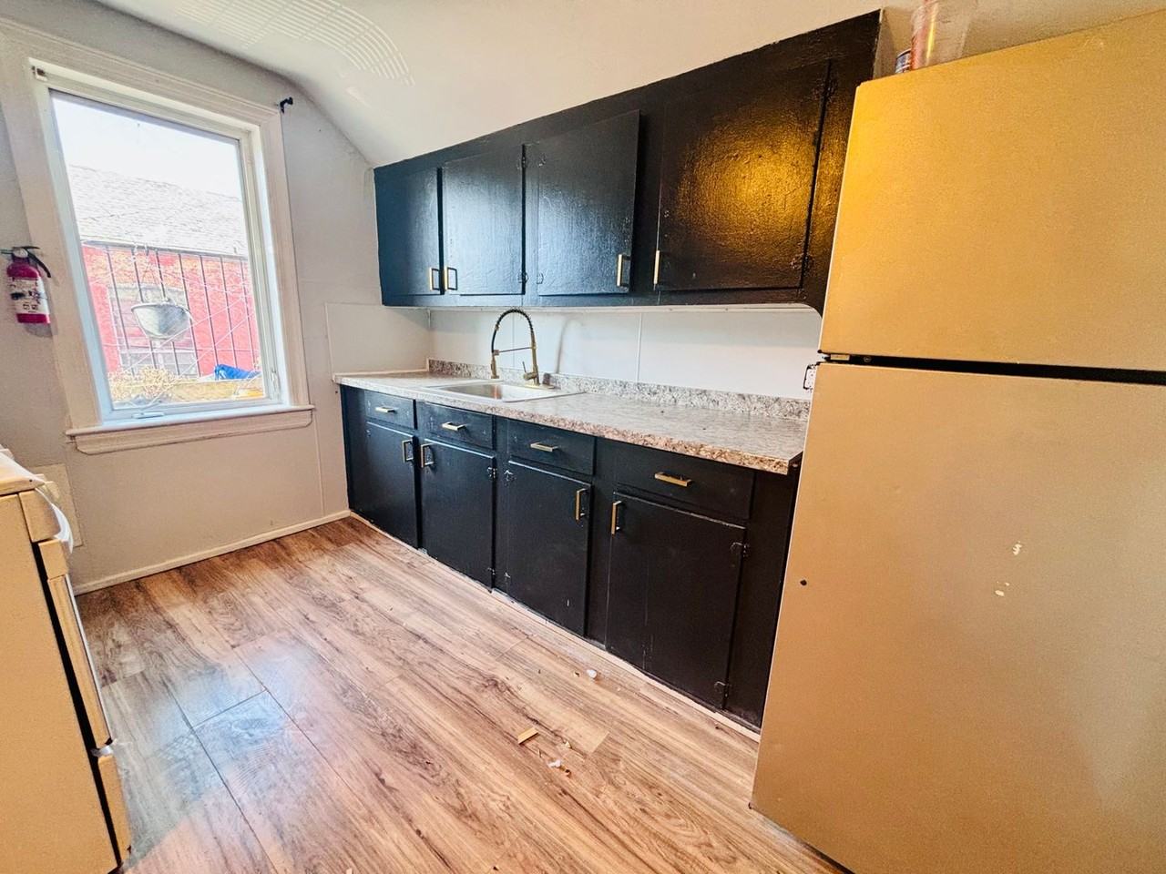 926 N Olden Ave - Photo 3 of 10