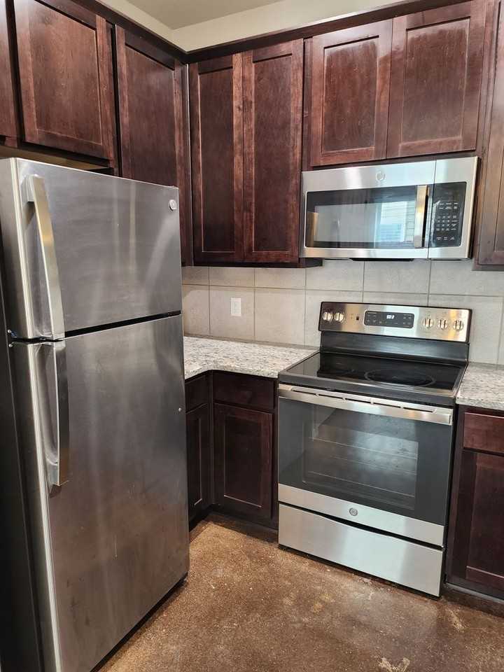 1529-1531 Lucille St - Photo 3 of 17