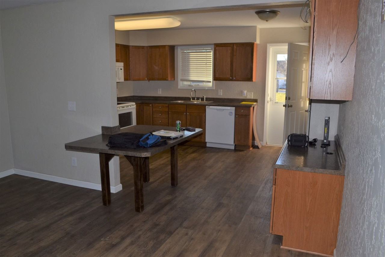 Cute Townhouse Style Apt - Photo 3 of 5