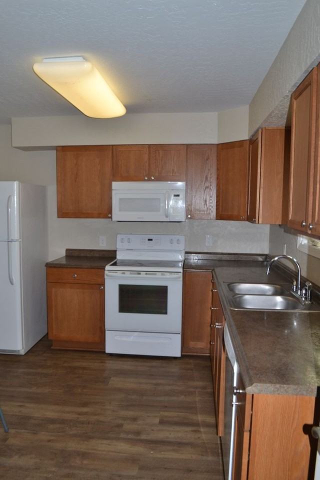 Cute Townhouse Style Apt - Photo 4 of 5