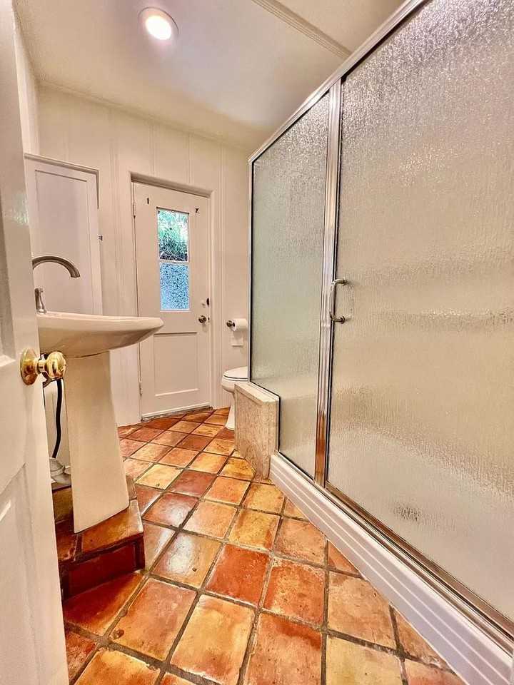 550 Saint Anns Dr - Photo 2 of 15